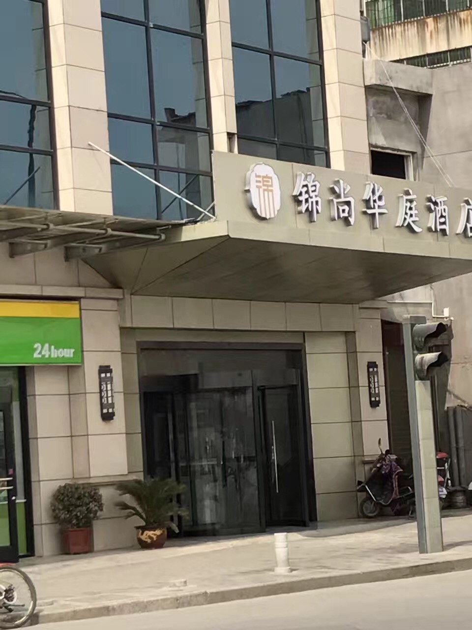 長(zhǎng)安區(qū)中旋轉(zhuǎn)門，玻璃幕墻成功安裝完畢