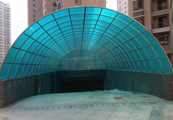 地下車庫出入口