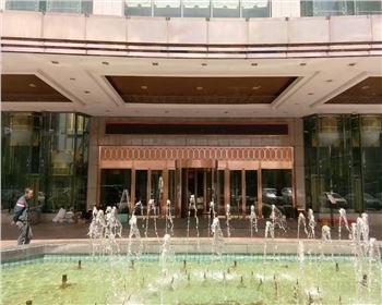 兩翼旋轉(zhuǎn)門轉(zhuǎn)起來。