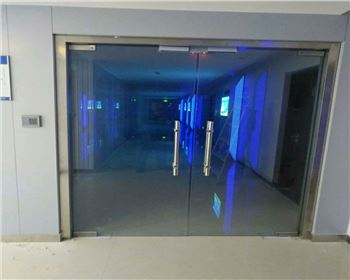 無款地彈門成功安裝完畢，太美了